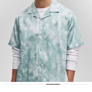 Men's Relaxed-Fit Printed Button-Down Camp Shirt. NWT